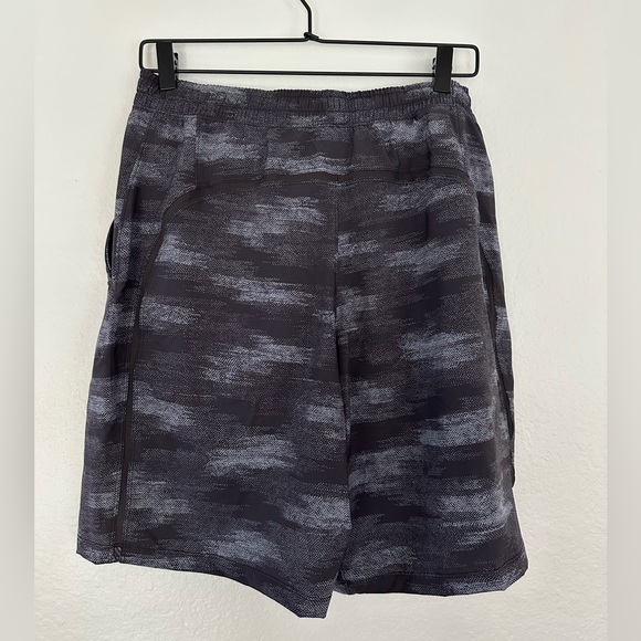 Lululemon men’s medium Gray and black shorts in great condition - Picture 2 of 3